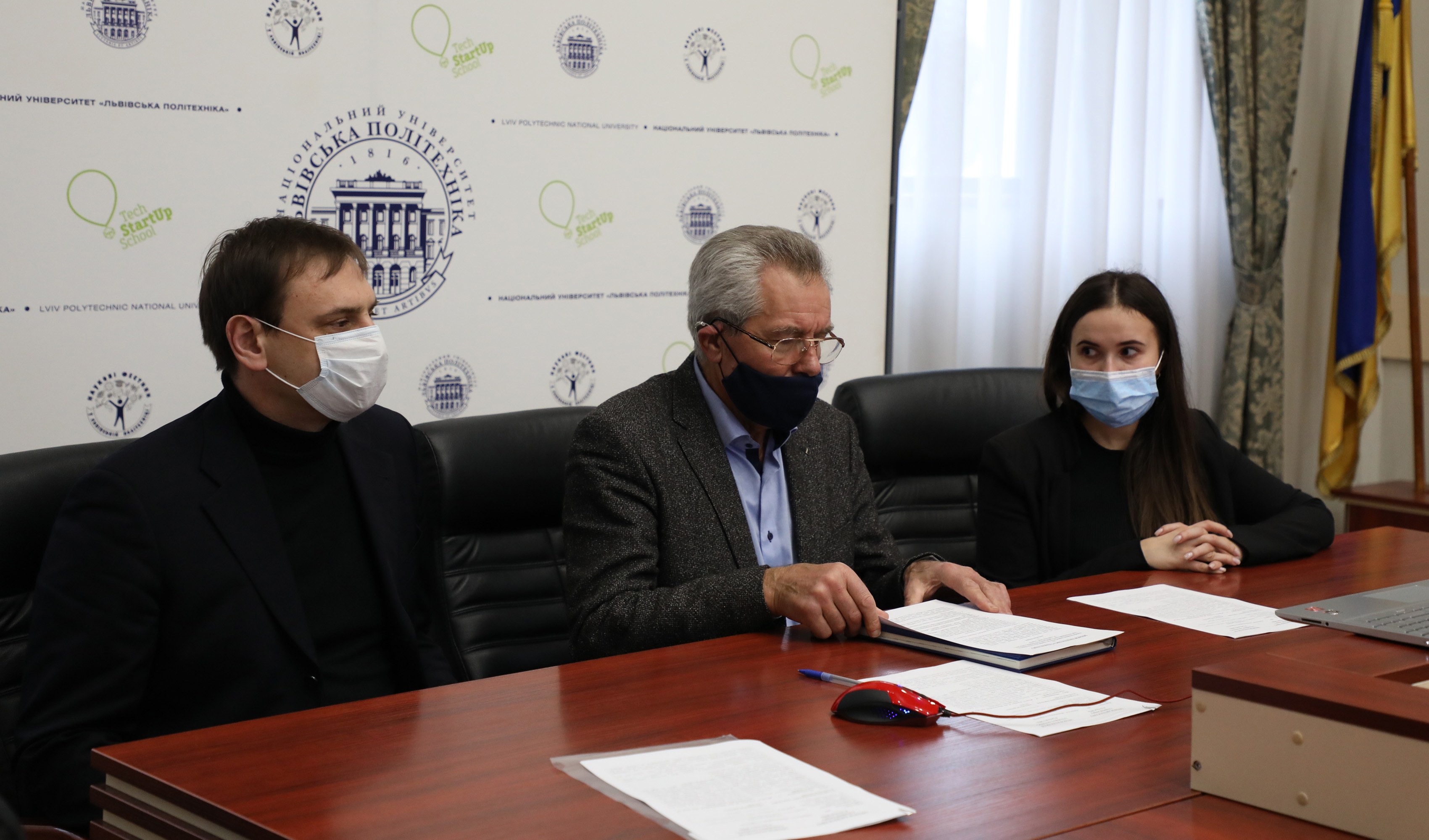 Представники Львівської політехніки підписують меморандум
