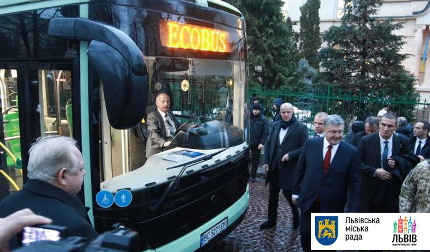 Президент здійснив поїздку електробусом, розробленим політехніками