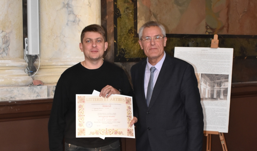 ректор Юрій Бобало вручив лист подяки директору ТзОВ «АйКю Холдинг» Андрію Якиміву