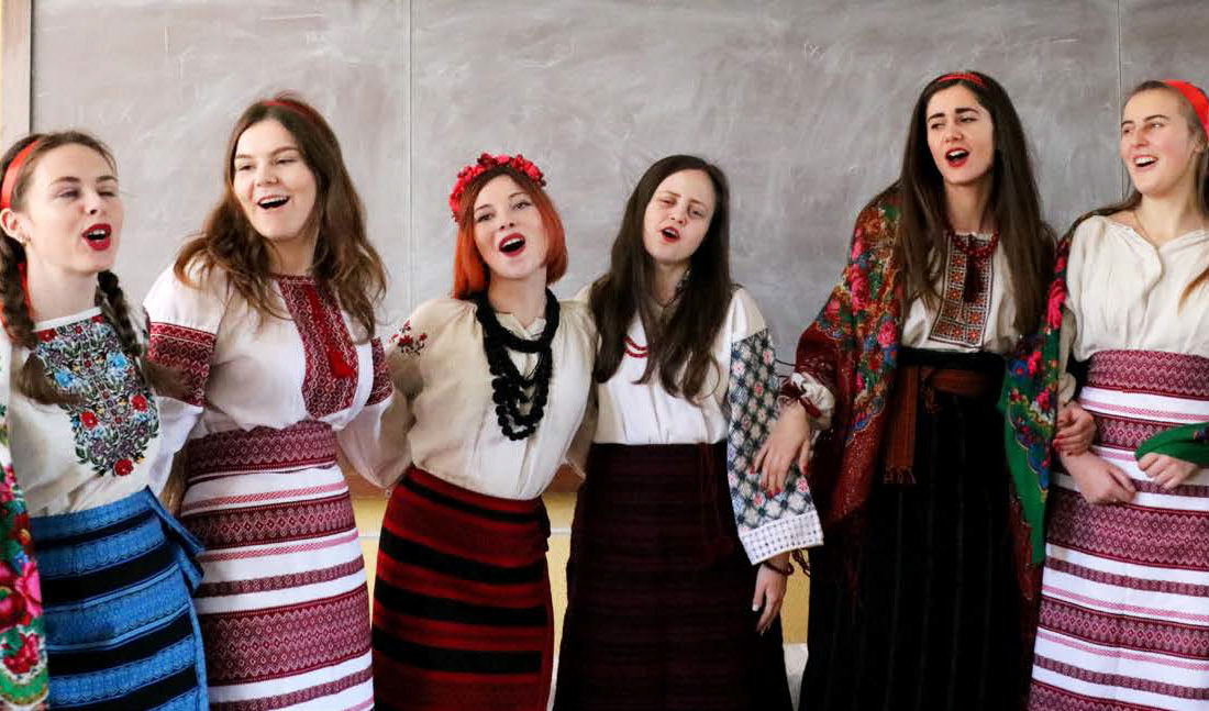 фото співу дівчат НУЛП у національних костюмах