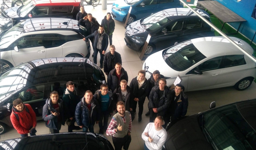 Студенти ІІМТ відвідали автосалон з продажу електромобілів