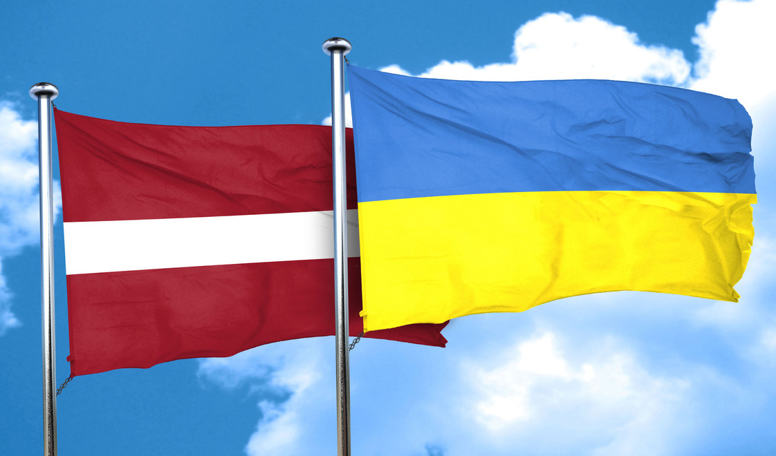 прапори Латвії та України
