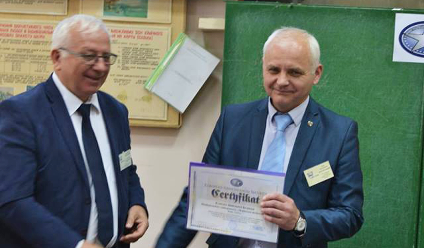 Лєшек Ф. Коженьовскі вручає  сертифікат члена European Association for Security