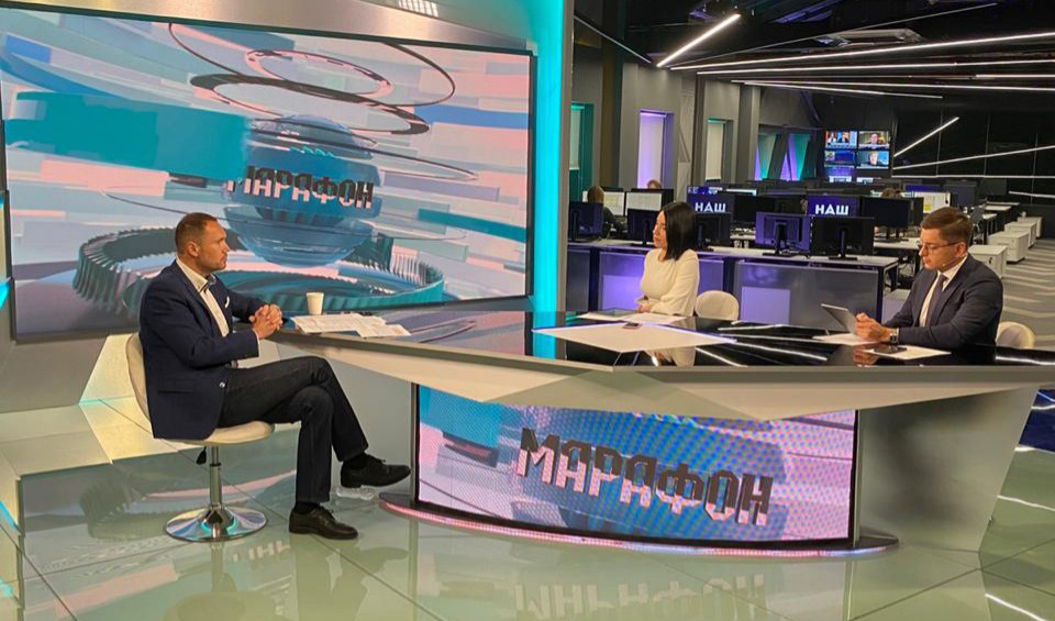 Сергій Шкарлет під час ток-шоу «Марафон» на телеканалі «Наш»