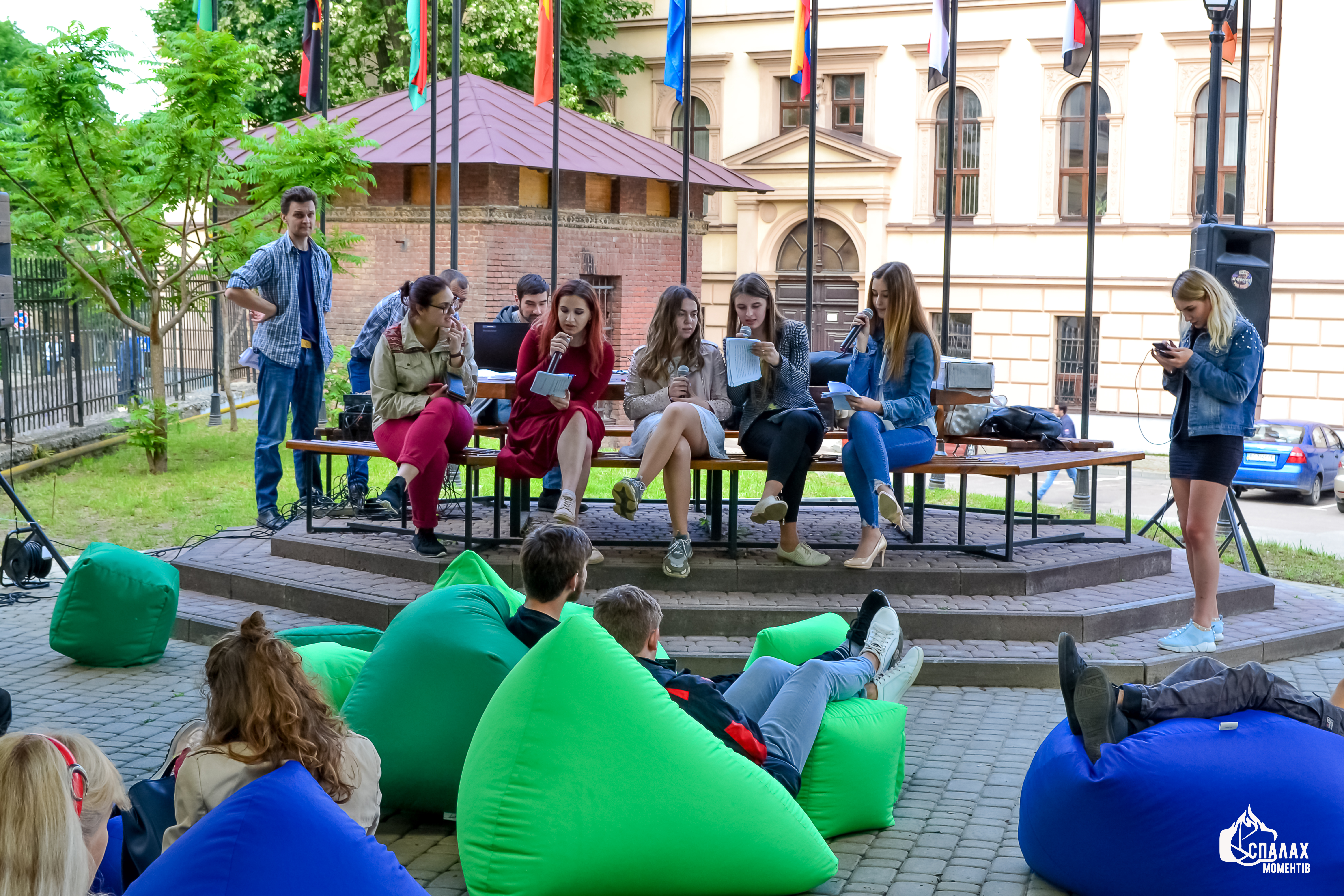 зустріч випускників і студентів у дворику Львівської політехніки
