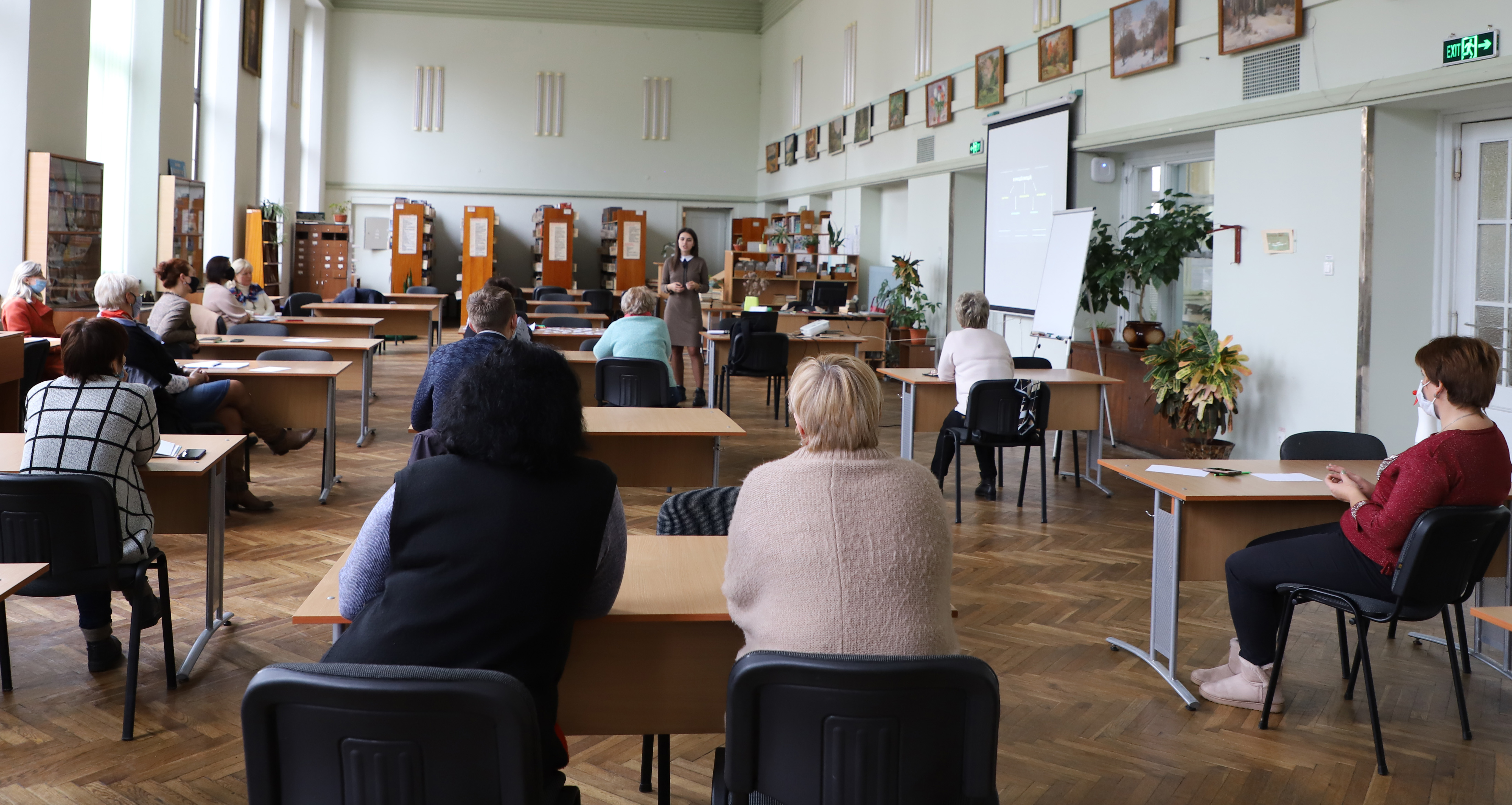 Фахівчиня відділу навчання та розвитку персоналу Ольга Задорожна проводить тренінг