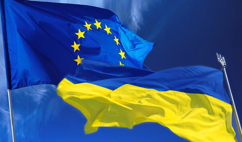прапори Євросоюзу та України
