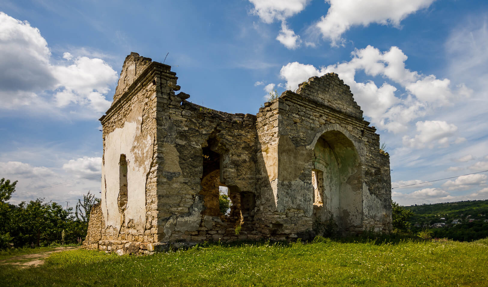 Руїни церкви в селі Рашків, Камєнка