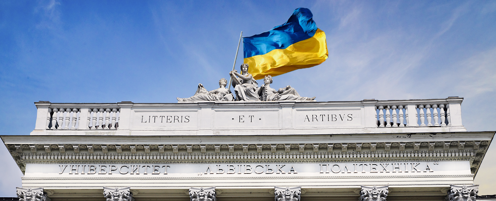 Прапор України над головним корпусом Політехніки