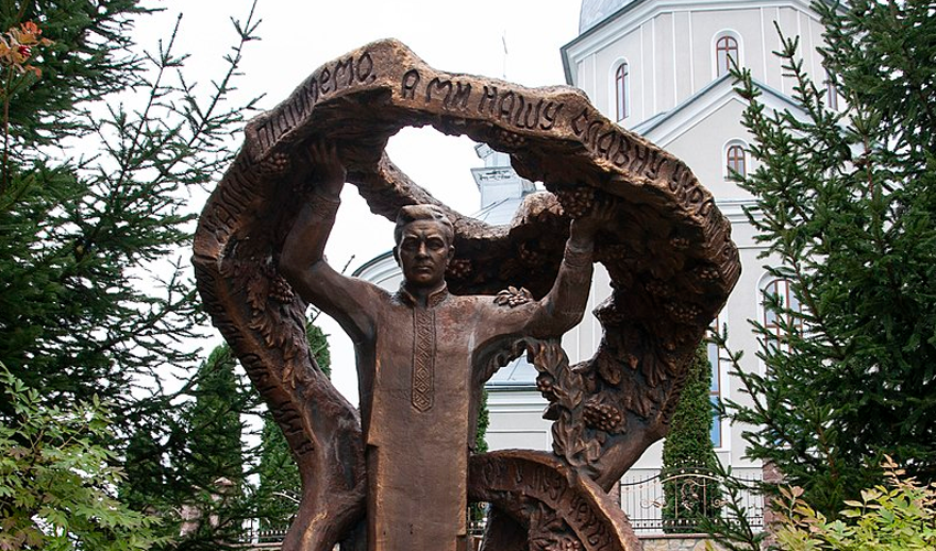 Пам’ятник Степану Чарнецькому в Шманьківцях на Тернопільщині