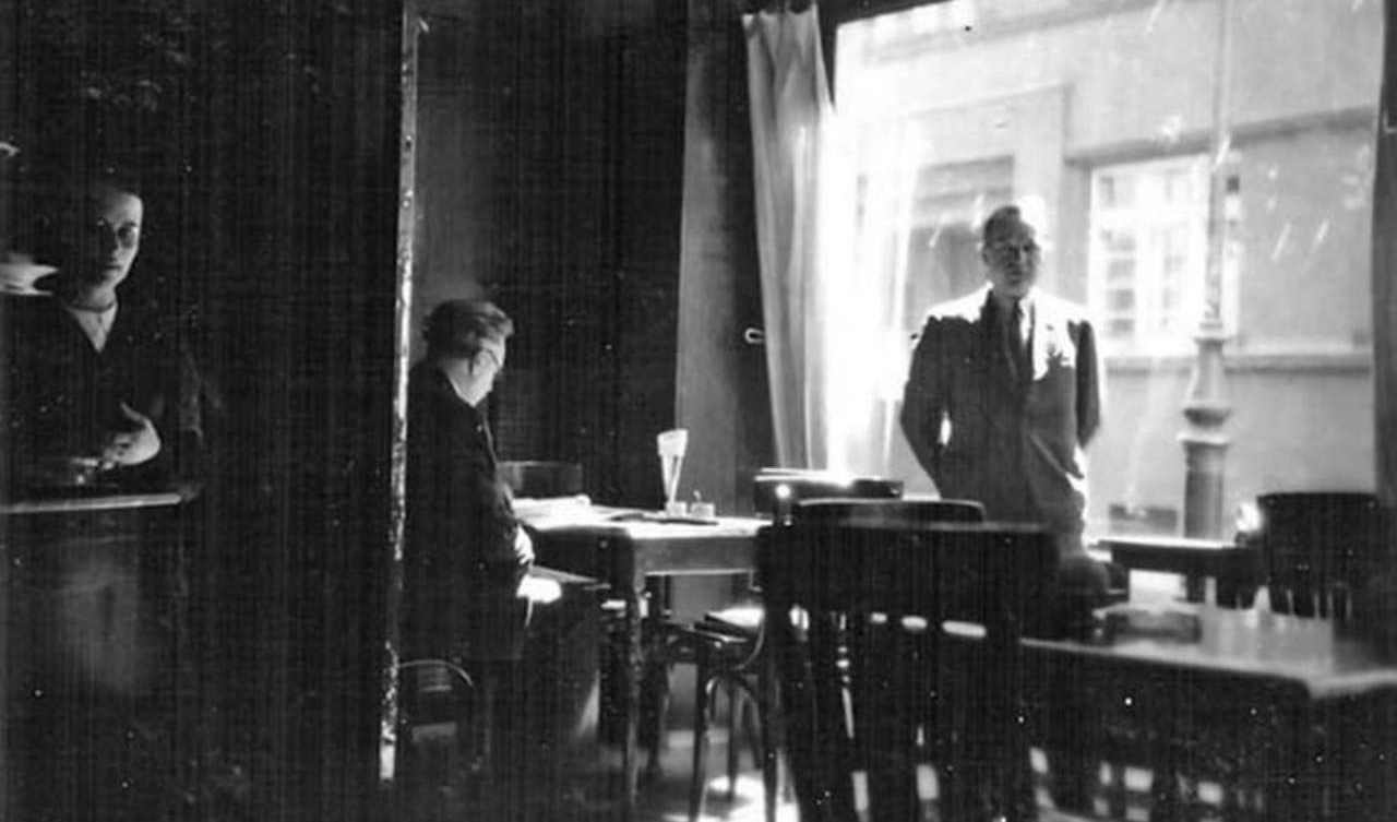Математик Стефан Банах у Шотландському кафе. Фото 1930-х років