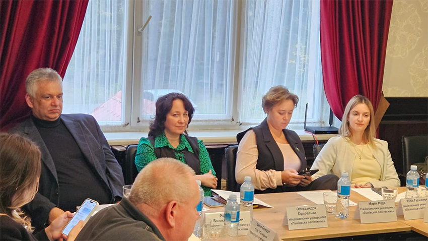 Фото із заходу