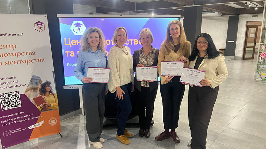 Фото із вручення сертифікатів