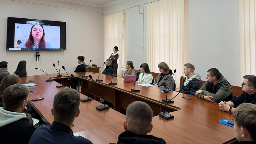 Фото із заходу