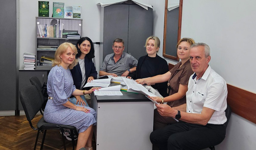 Фото із заходу