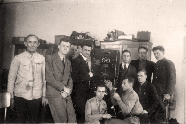 Робота в НДЛ під керівництвом Бенціона Йосифовича Швецького, 1945 р.