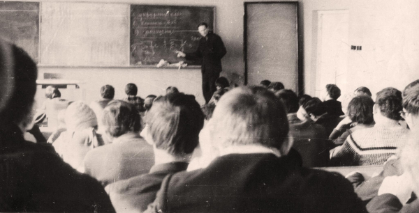 Й.А. Захарія веде лекційне заняття в навчальній авдиторії, 1965 р.