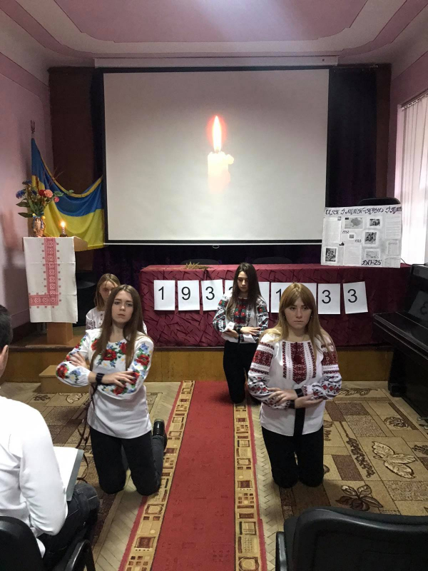 Фото з виховної години, присвяченої пам’яті жертв Голодомору