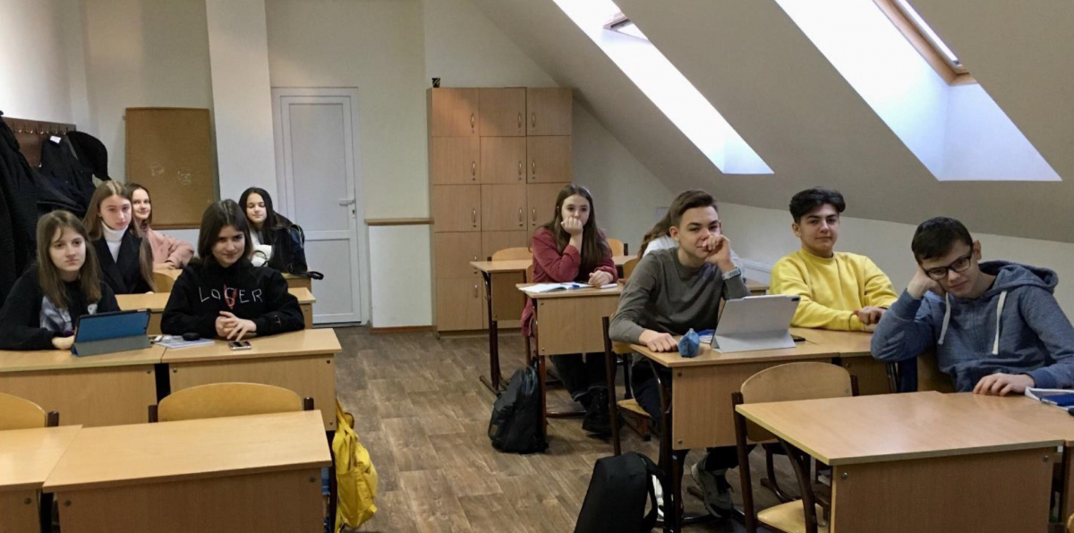 Учні Львівської української приватної гімназії-ліцею під час лекції