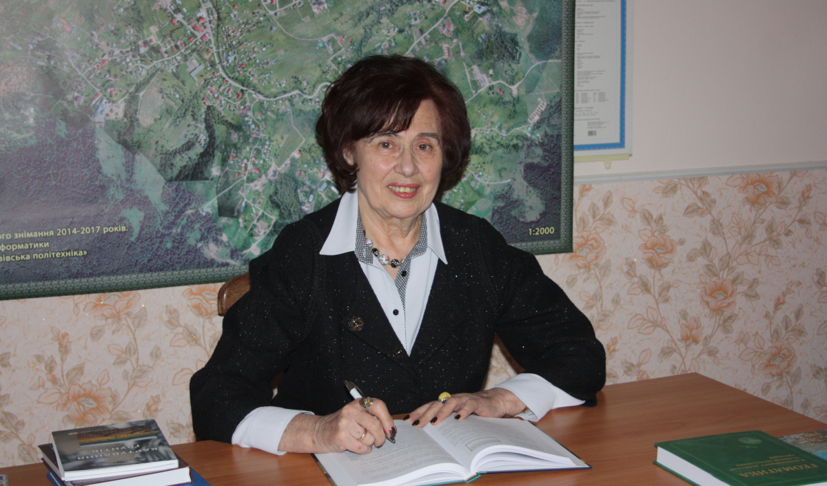 Професорка Христина Бурштинська за столом