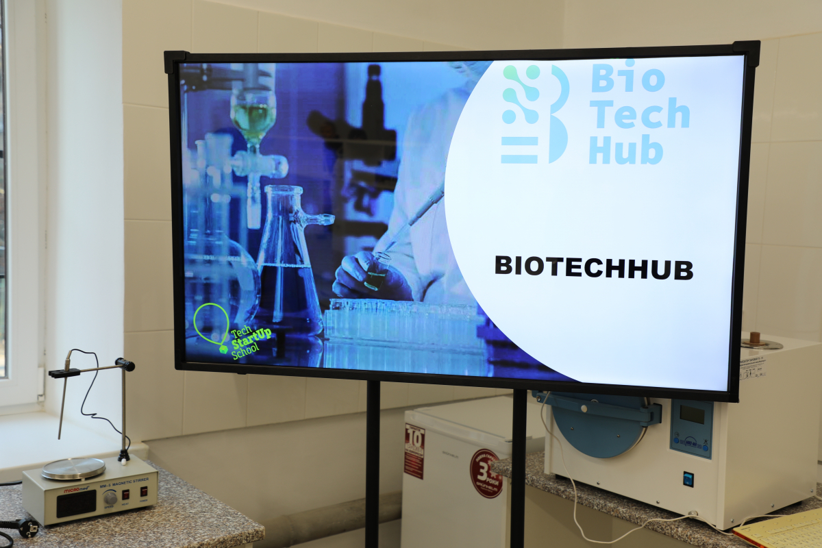 Фото з відкриття BioTech Hub