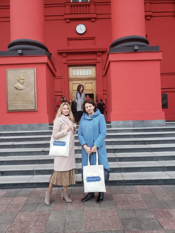 Наталія Гайванович та Олена Похильченко