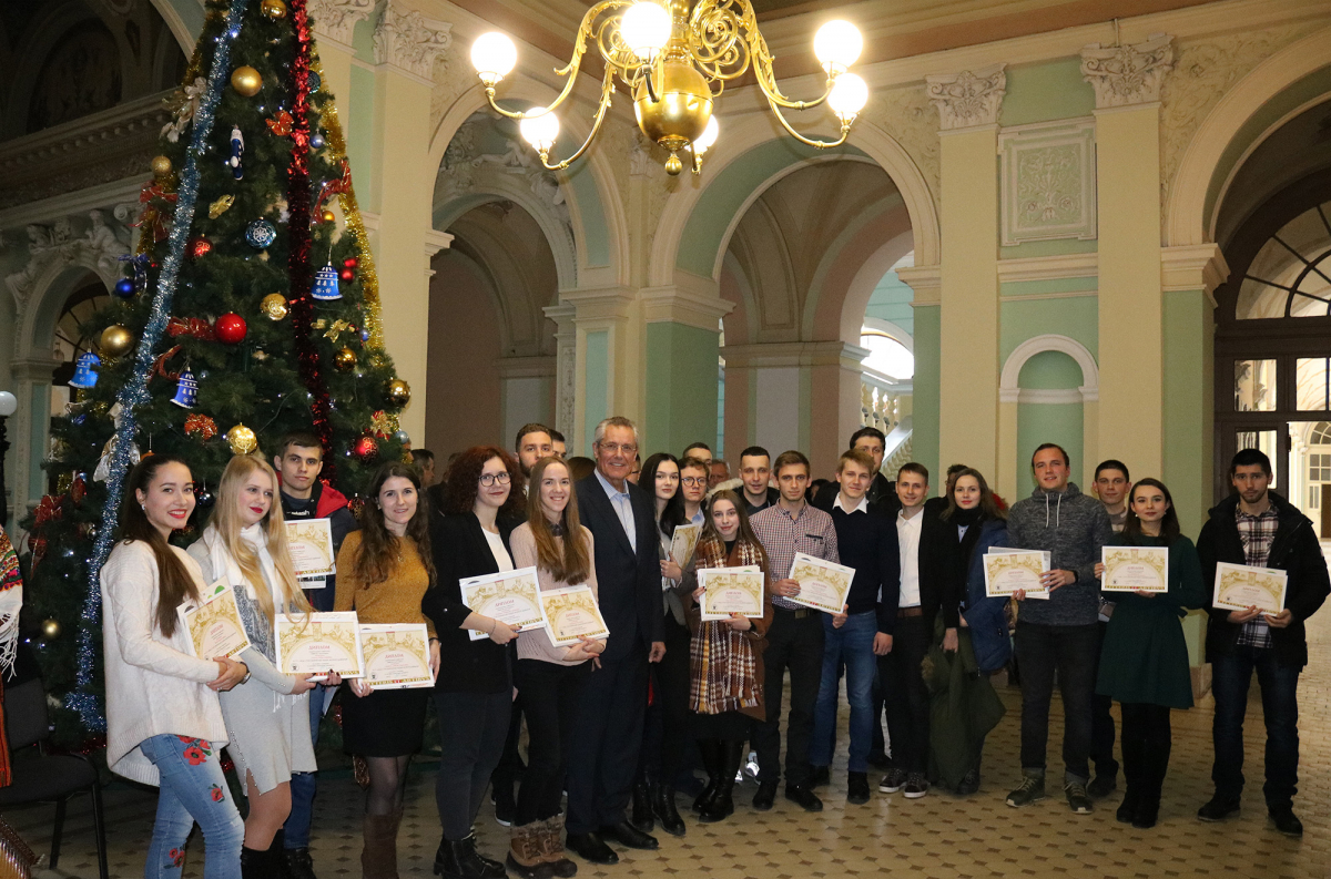 фото переможців студентської науково-технічної конференції разом із ректором Юрієм Бобалом 