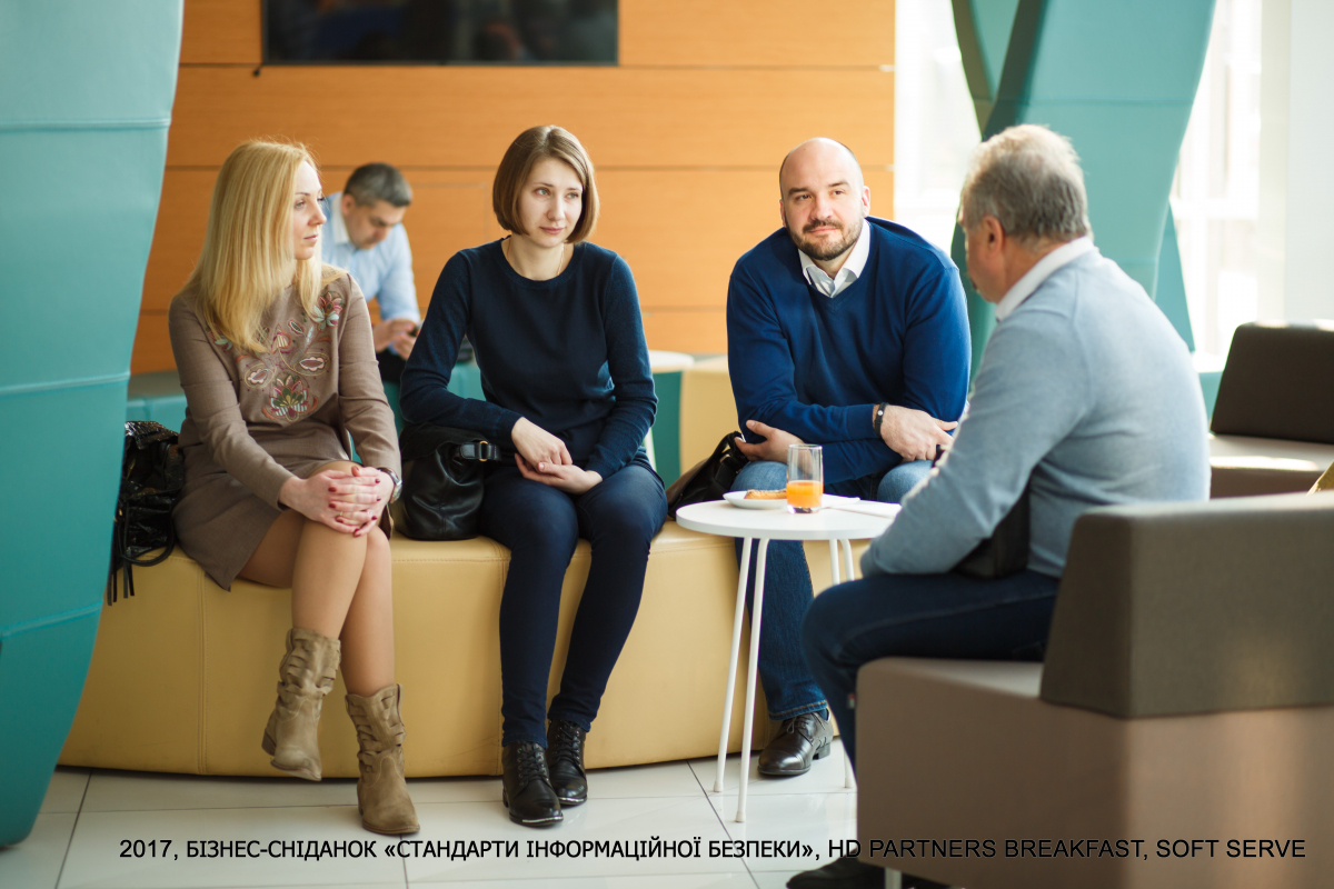 учасники бізнес-сніданку «Стандарти інформаційної безпеки»