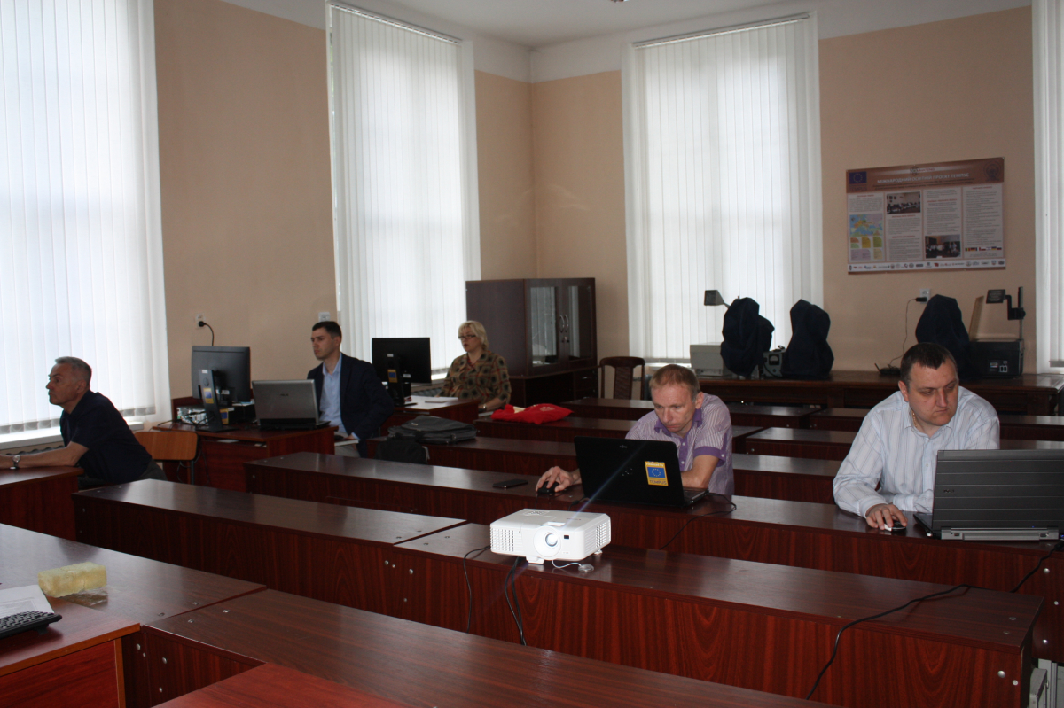 працівники київської інженерної компанії «Технополіс» на тренінгу