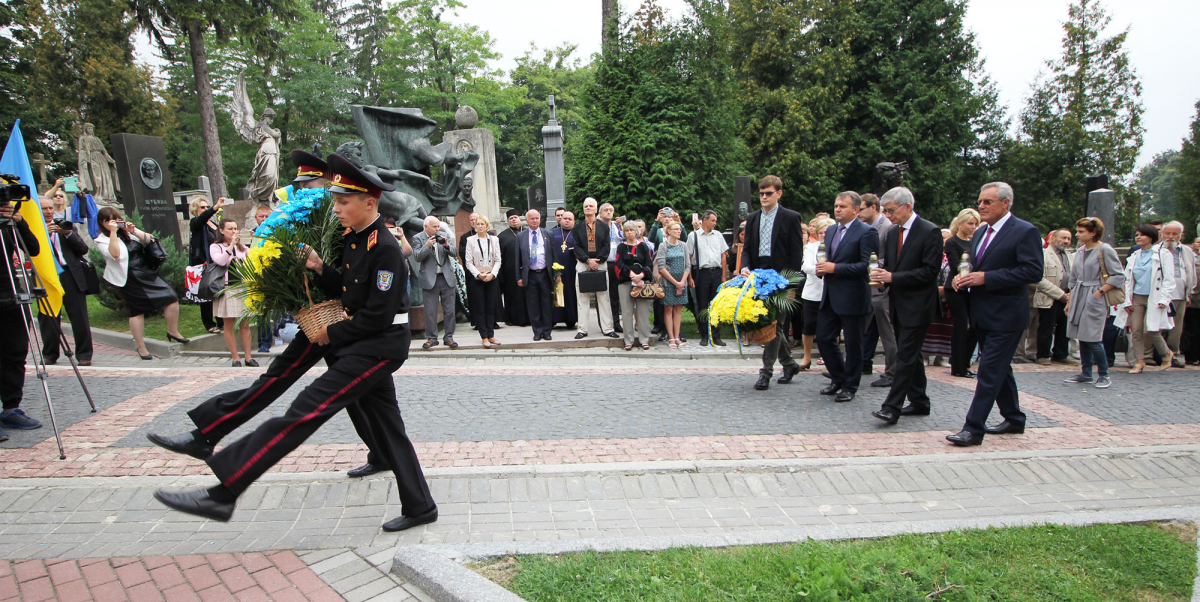 Представники Світового Конгресу Українців вшанували полеглих воїнів