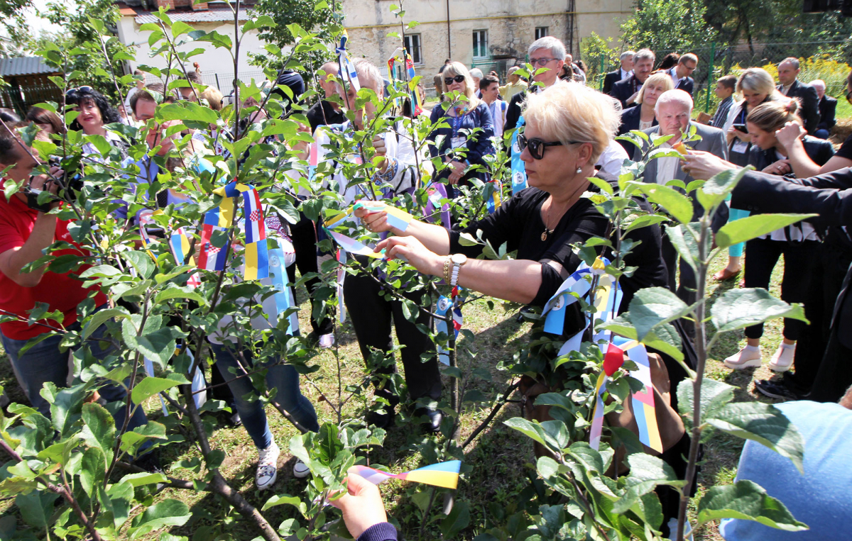 Представники діаспори пов’язали стрічки країн світу у Саду Світового Українства