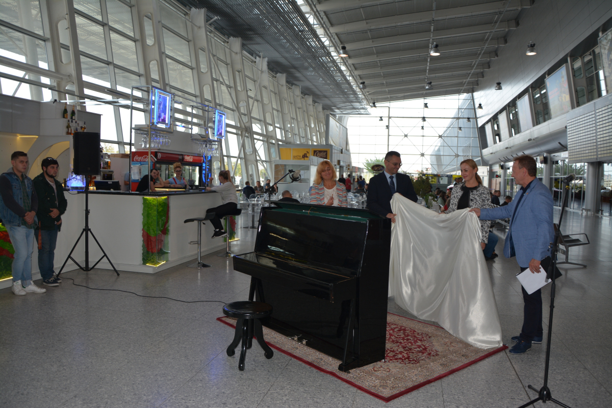 встановлення піаніно у терміналі аеропорту бельгійською компанією «Balta»