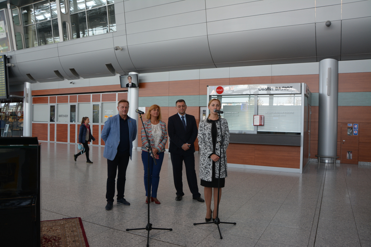 встановлення піаніно у терміналі аеропорту бельгійською компанією «Balta»