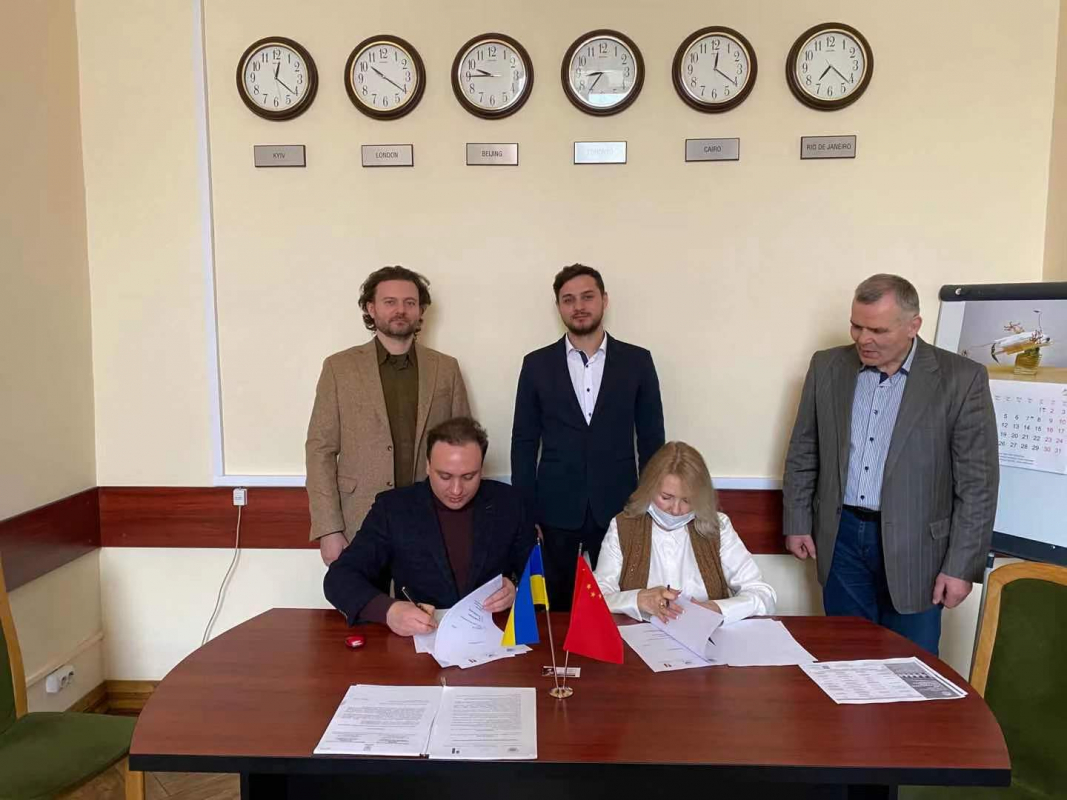 Фото з підписання угоди про співпрацю