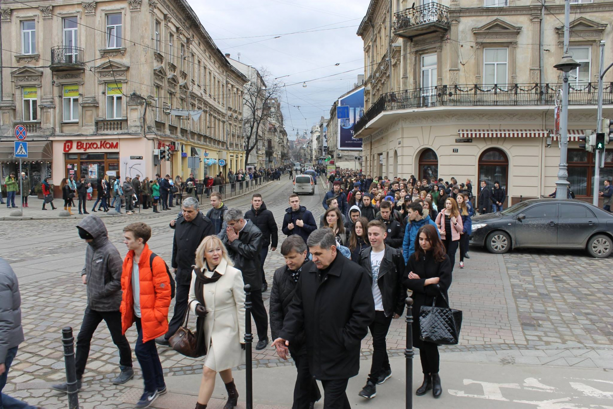 виконання Гімну на площі Ринок