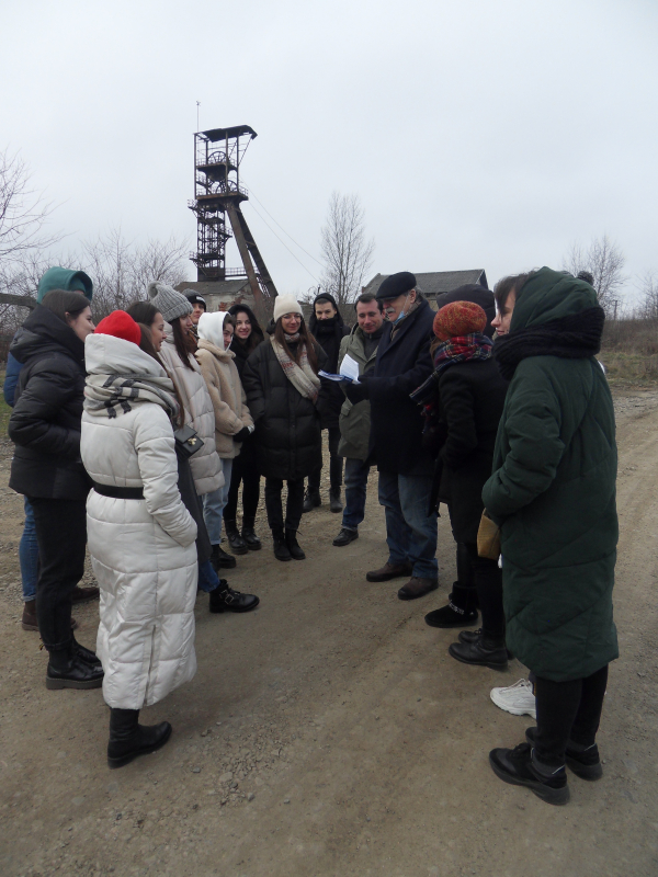 Група під час експедиційної поїздки Дрогобиччиною на фоні історичних соляних копалень Стебника.