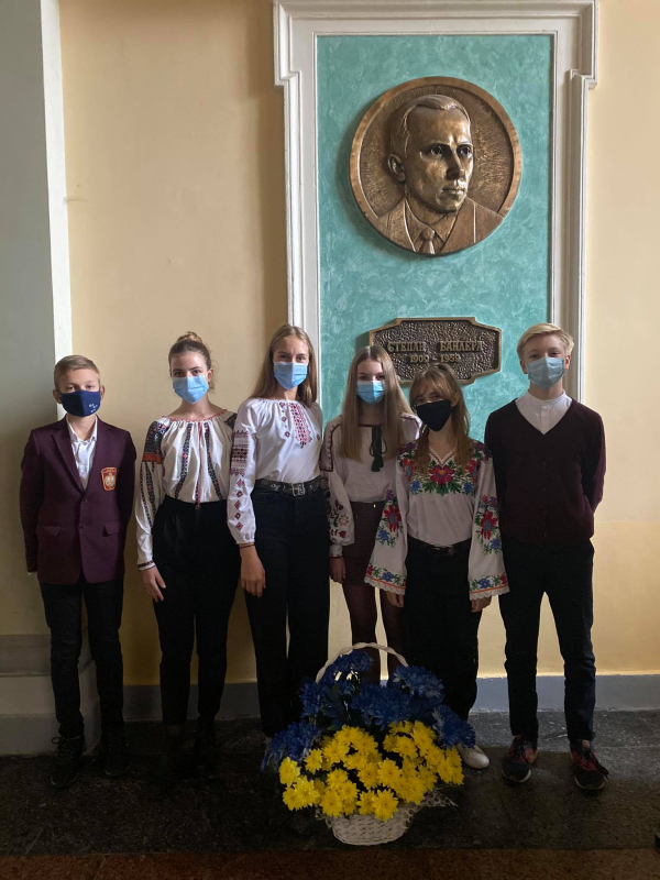 Учні Львівської академічної гімназії поклали квіти до меморіальної дошки у головному корпусі Університету