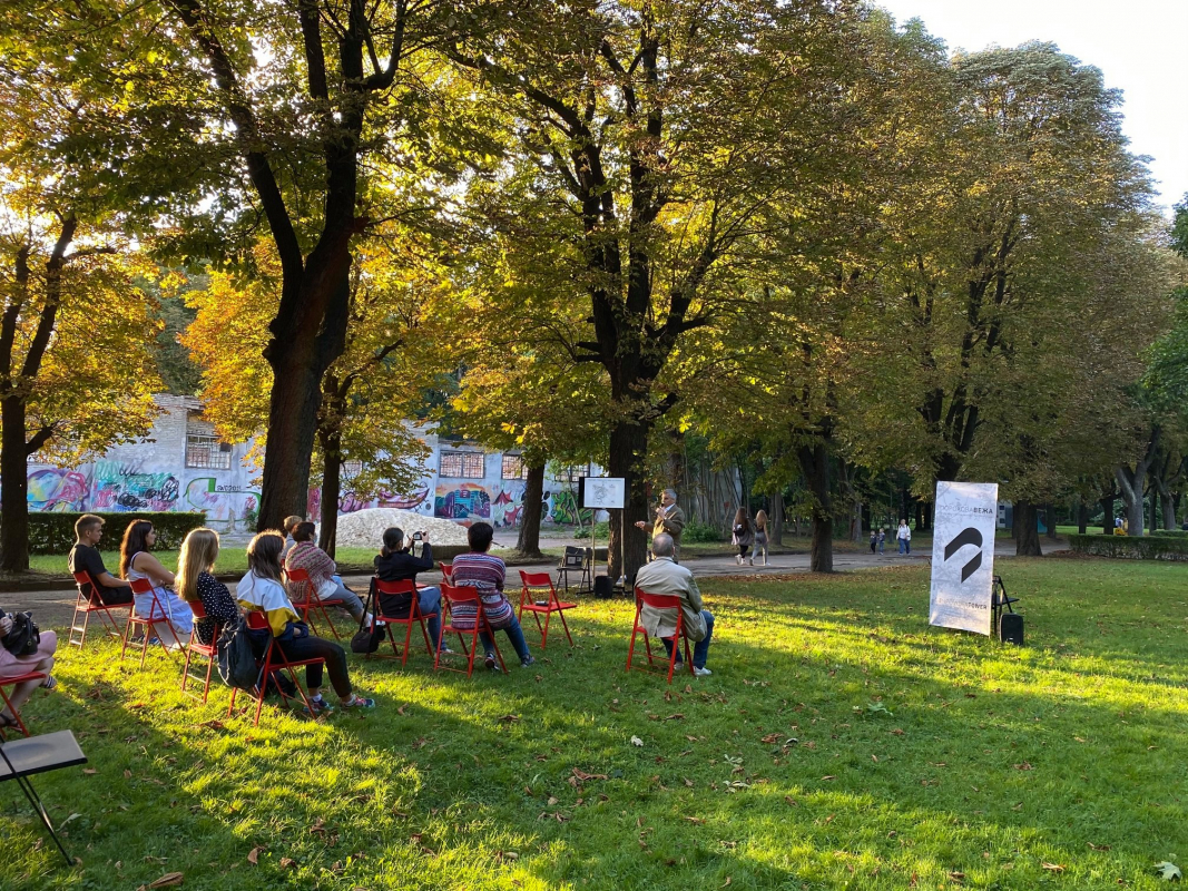 Володимир Дідик читає лекцію на свіжому повітрі в Стрийському парку