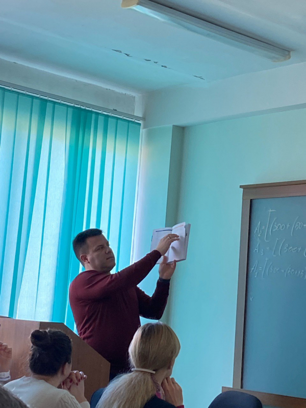 Руслан Велещук читає лекцію