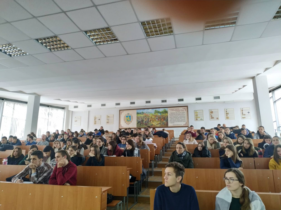 Керівник Львівського офісу KPMG проводить презентацію для студентів ІНЕМ