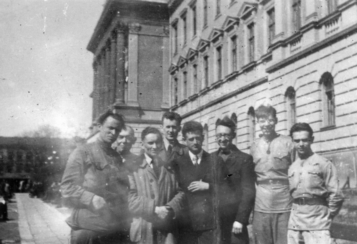 фото з архіву: Борис Карандєєв з працівниками