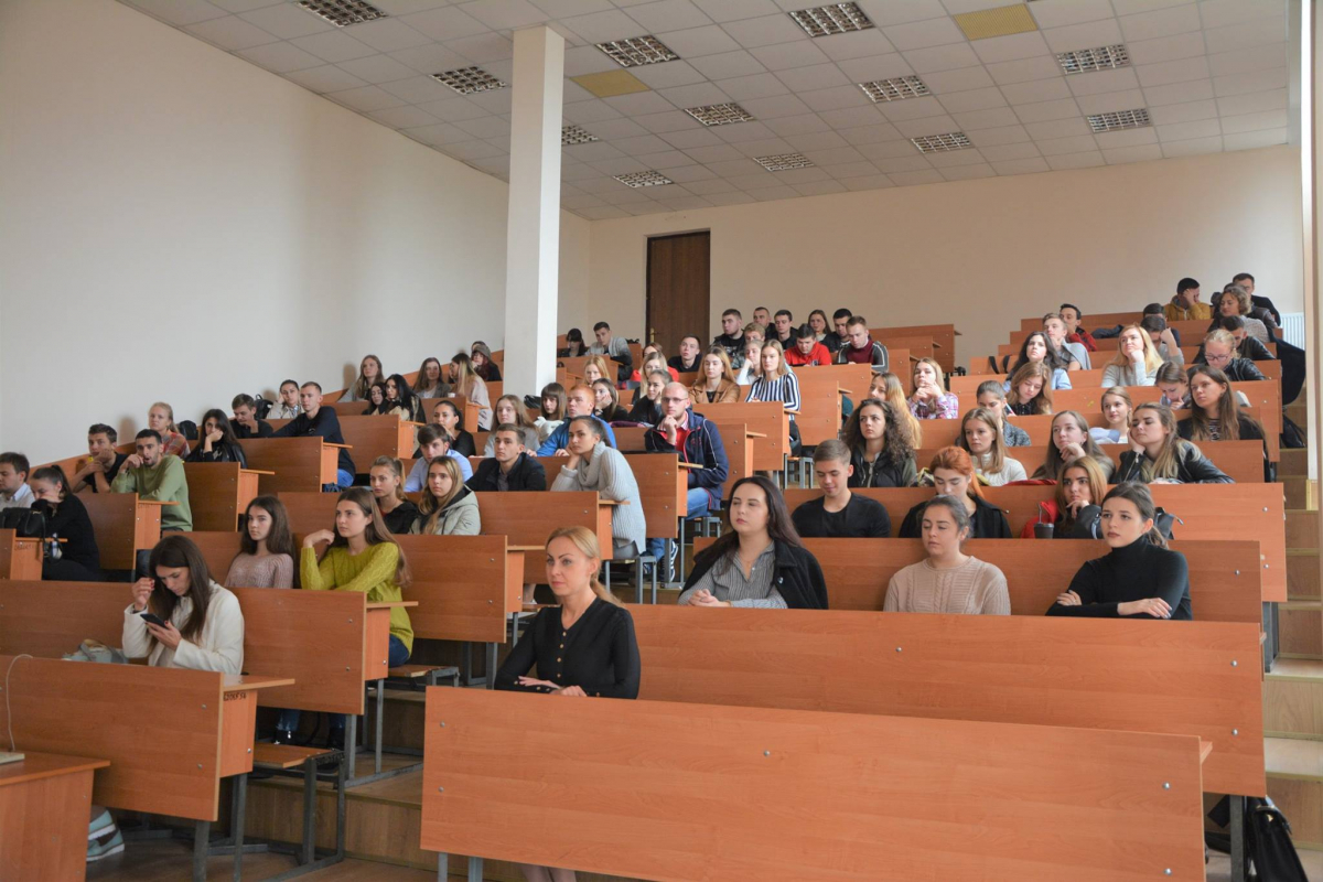 Оксана Юринець проводить лекцію для студентів ІНЕМ
