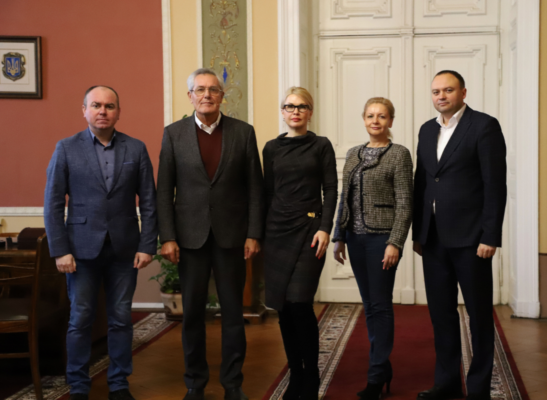 Фото з підписання угоди про співпрацю