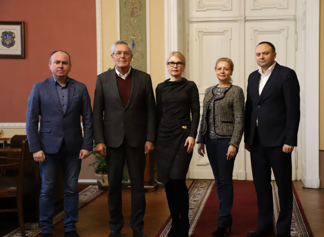 Фото з підписання угоди про співпрацю