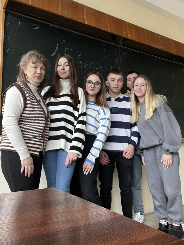 Професорка кафедри ПЕЕТ Ірина Ємченко зі студентами