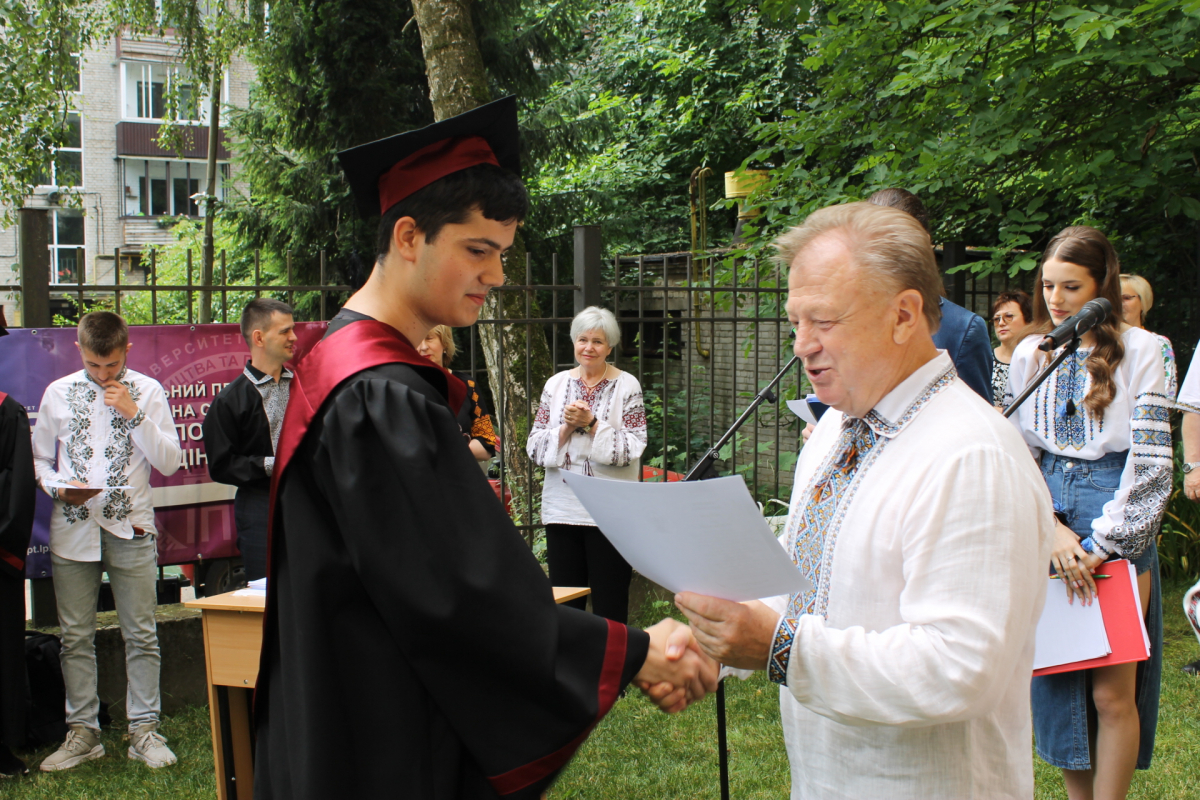 Фото із вручення дипломів