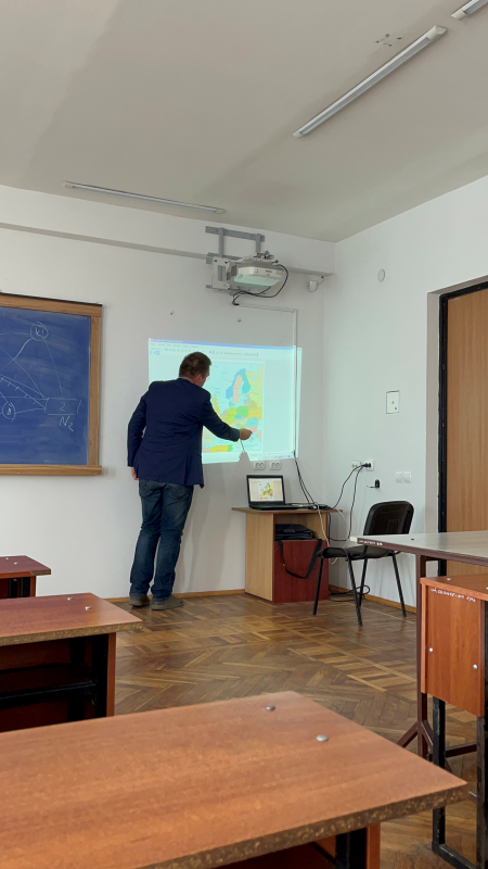 Фото із заходу
