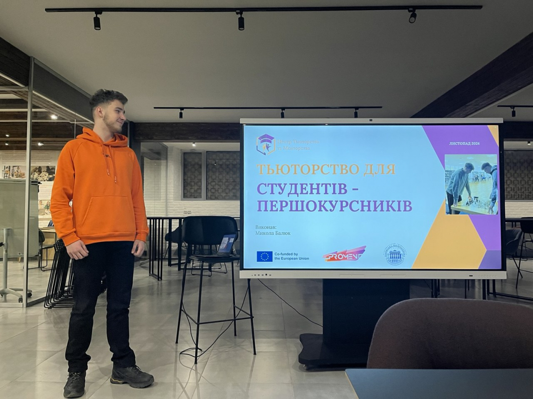 Фото з відкриття Центру