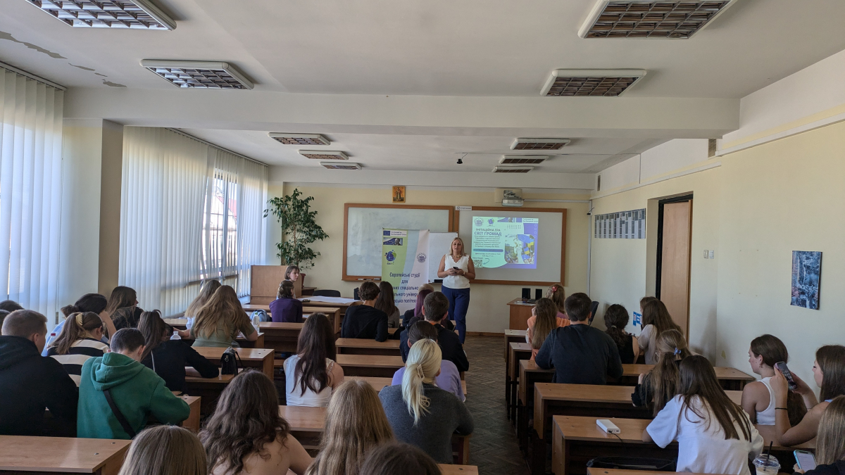 Фото із заходу