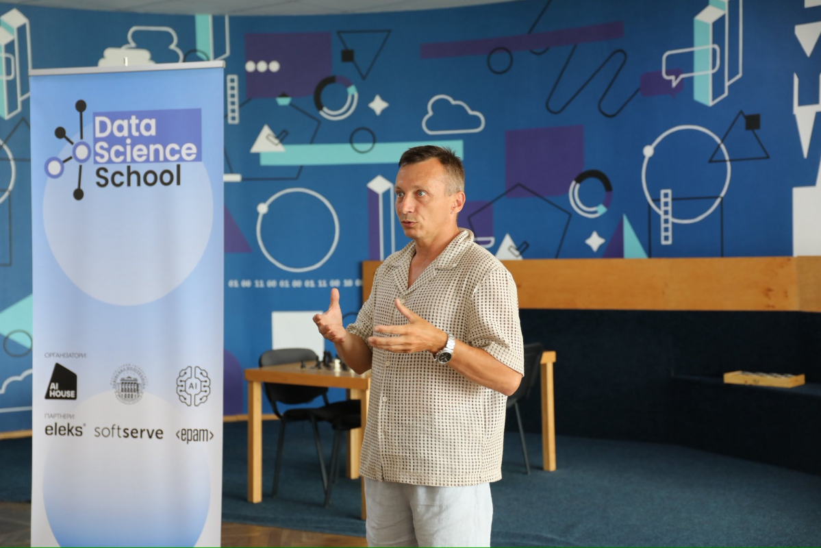 Фото із заходу